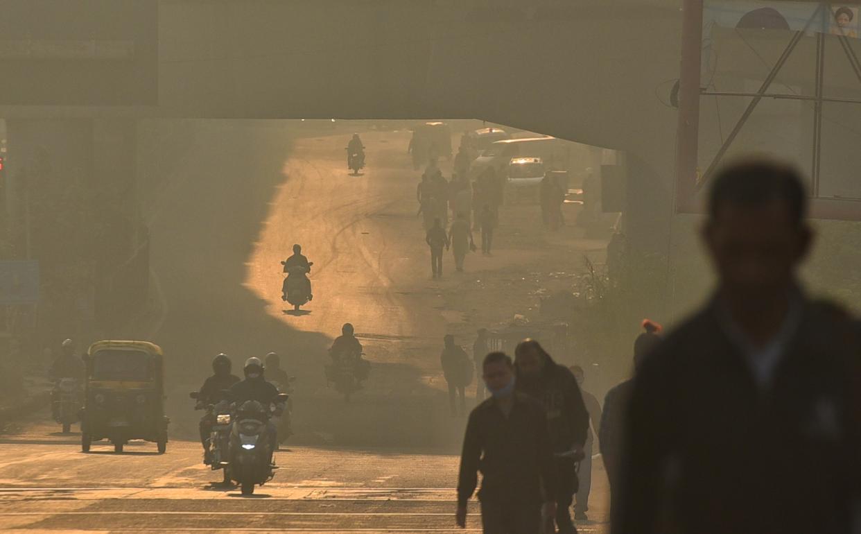 NEW DELHI, INDIA  NOVEMBR 17: Commuters out on the road on a smoggy day, at Shadipur, on November 17, 2021 in New Delhi, India. (Photo by Sanchit Khanna/Hindustan Times via Getty Images)