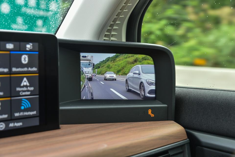 取消傳統的車外後視鏡，而以控檯左右兩側的6吋數位螢幕來取代，不僅畫質十分清晰亦可切換成廣角視野，下方還有車側盲點警示系統的顯示。