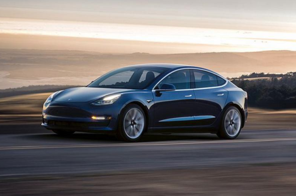 Tesla Model 3 擁有普通版 16 萬公里、長程版 19.3 萬的電池效能維持 70％ 以上的保證。