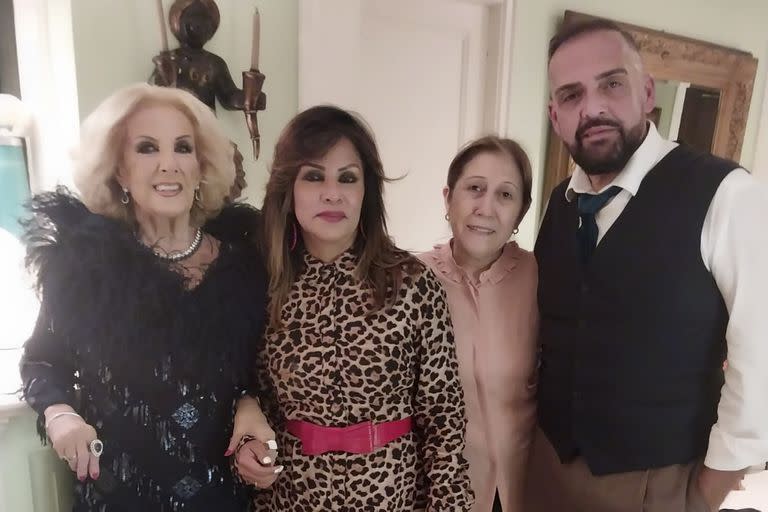 Mirtha junto a Gladys Andrade, Elvira y Leo Cosenza, tres de las personas que forman el selecto grupo que rodea a la diva