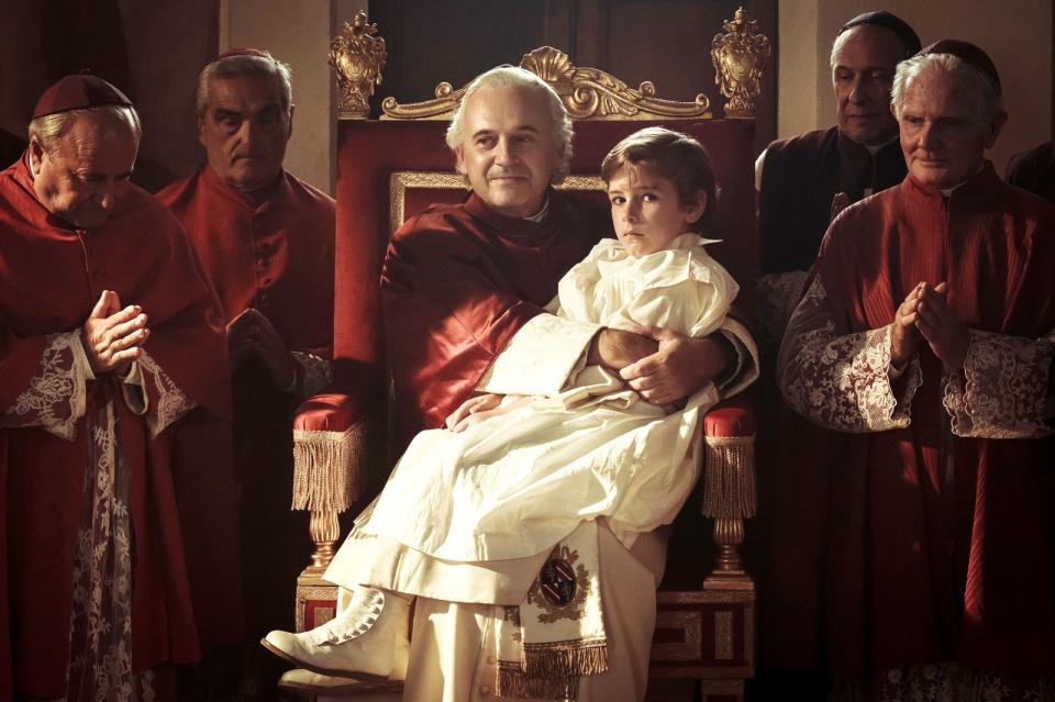 Papst Pius IX. (Paolo Pierobon, Mitte) lässt den kleinen Edgardo Mortara (Enea Sala) entführen, um aus ihm einen aufrechten Katholiken zu machen. (Bild: Pandora Film/Anna Camerlingo)