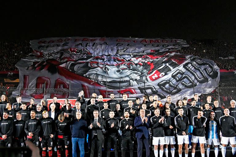 La bandera que se desplegó en la tribuna popular de Newell's en el partido homenaje a Maxi Rodríguez y que resulta un mensaje del poder de Los Monos; el lunes se allanó el estadio