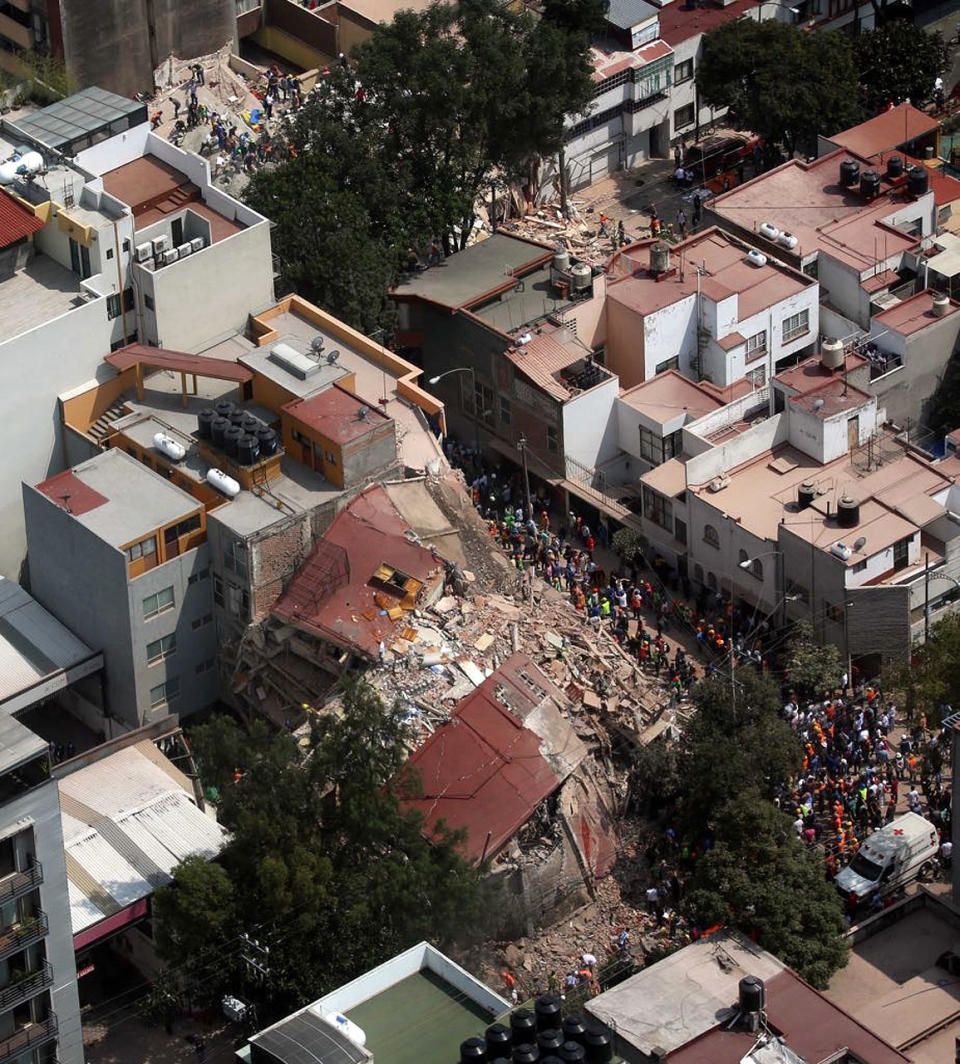 <p>MEX60. CIUDAD DE MÉXICO (MÉXICO), 19/09/2017.- Vista aérea muestra a cientos de personas, entre afectados y rescatistas, durante labores de rescate en medio de edificios colapsados en Ciudad de México (México), hoy, martes 19 de septiembre de 2017, tras un sismo de magnitud 7,1 en la escala de Richter, que sacudió fuertemente el centro del país y causó escenas de pánico justo cuanto se cumplen 32 años de poderoso terremoto que provocó miles de muertes. EFE/STR </p>