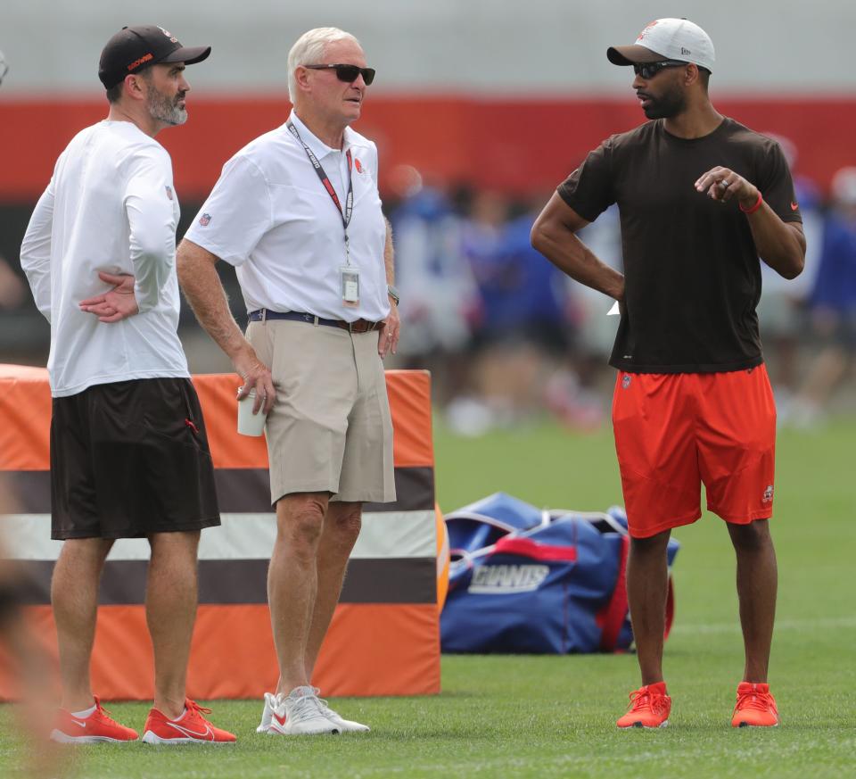 Browns head coach Kevin Stefanski, owner Jimmy Haslam, and GM Andrew Barry keep an eye on a joint practice against the NY Giants on Thursday, August 19, 2021 in Berea, Ohio, at CrossCountry Mortgage Campus. [Phil Masturzo/ Beacon Journal]