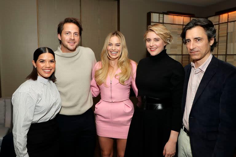 America Ferrera, Tom Ackerley, Margot Robbie, Greta Gerwig y Noah Baumbach posaron para la foto luego de celebrar un premio especial 