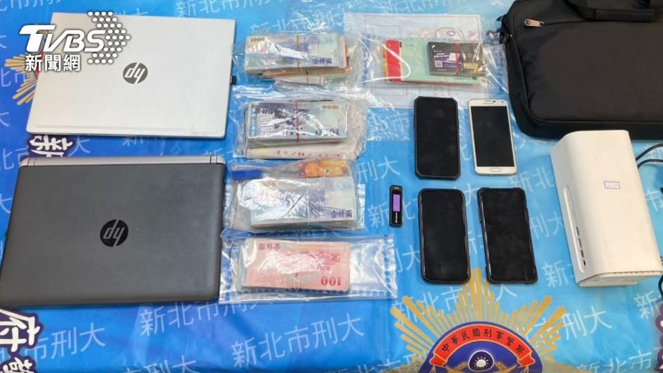 警方逮獲首腦「藍道」，查扣筆電、手機、贓款等證物。（圖／TVBS）