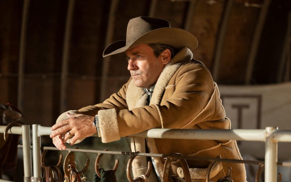 Der moralische Kompass von Sheriff Tillman (Jon Hamm) zeigt stramm in Richtung Bibel. (Bild: Michelle Faye/FX)