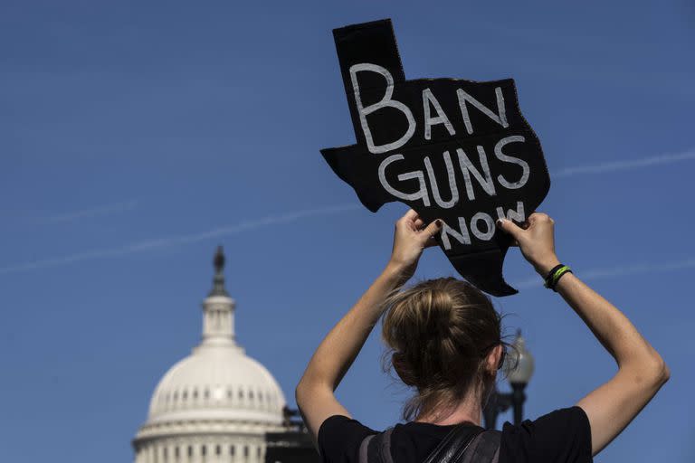 Activistas se manifiestan contra la violencia armada frente al Capitolio de Estados Unidos el 6 de junio de 2022 en Washington, DC. 