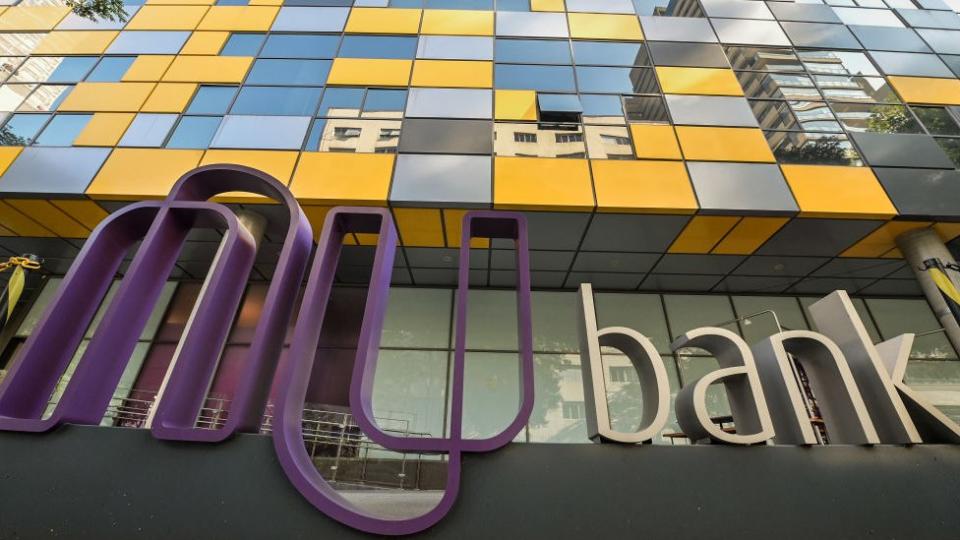 Logo de nubank frente a un edificio