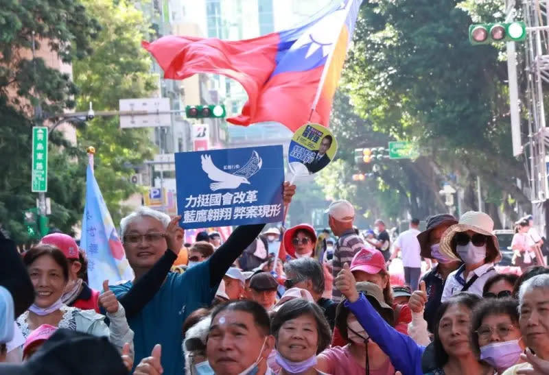 ▲藍鷹手舉標語力挺國會改革。（圖／NOWnews攝影中心）