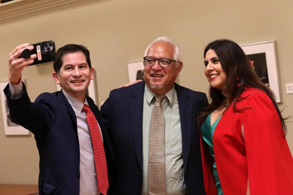Yammilette Rodríguez (right) honored with 20231 Ohtlí Award from the Consulate of México in Fresno on Dec. 8, 2023. This year the Consulated of Mexico in Fresno presented the award to Juan Esparza Loera, editor of Vida en el Valle (center). Besides Esparza Loera, the Distinguished award has been given to : Saúl Jiménez Sandoval (2021). 