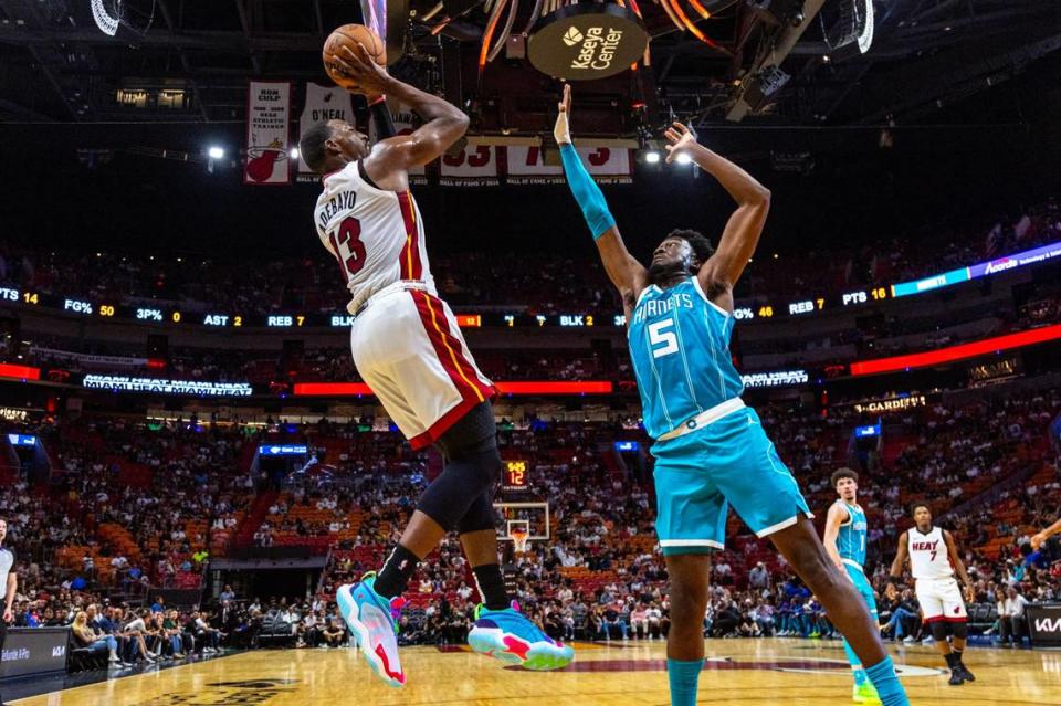 El centro del Heat Bam Adebayo tira al aro ante la marca de Mark Williams, de los Hornets de Charlotte, en el partido de pretemporada celebrado el 10 de octubre de 2023 en Miami. D.A. Varela/dvarela@miamiherald.com