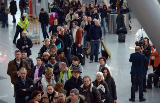 Wegen eines neuerlichen Streiks des privaten Sicherheitspersonals sind an den Flughäfen Düsseldorf und Hamburg heute nahezu 300 Flüge gestrichen worden. Auch am Freitag müssen sich Passagiere auf Flugausfälle einstellen