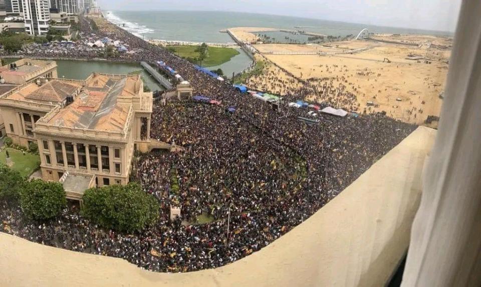 斯里蘭卡爆發大規模民眾遊行示威。（圖／翻攝自推特／@Hansi__03）