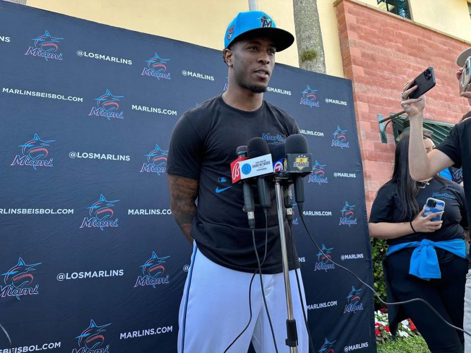 El torpedero de los Marlins Tim Anderson habla con la prensa el 24 de febrero de 2024 en la pretemporada en Jupiter, Florida.