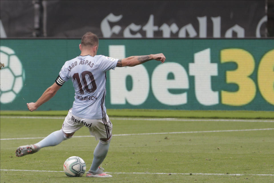 Iago Aspas, del Celta de Vigo, anota el tanto del empate 2-2 ante el Barcelona en La Liga, el sábado 27 de junio de 2020 (AP Foto/Lalo Villar)