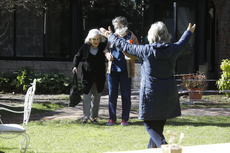 Distancia, aire libre e higiene, las claves del protocolo para ingresar a los geriátricos