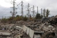 Una vista muestra una subestación eléctrica destruida por un ataque militar ruso, en medio del ataque de Rusia a Ucrania, en Járkov, Ucrania