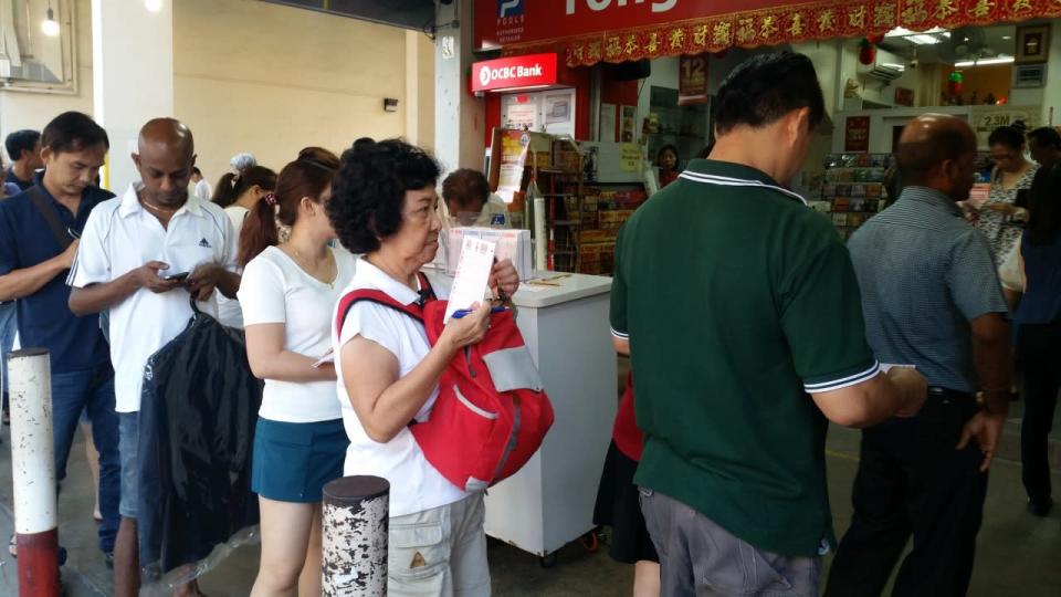 The line at the Tong Aik Huat outlet at Hougang Street 61. According to Singapore Pools, the outlet has produced the most winning tickets (eleven) since October 2014, a title it shares with the Singapore Pools Bukit Batok central branch. Photo: Yahoo Newsroom