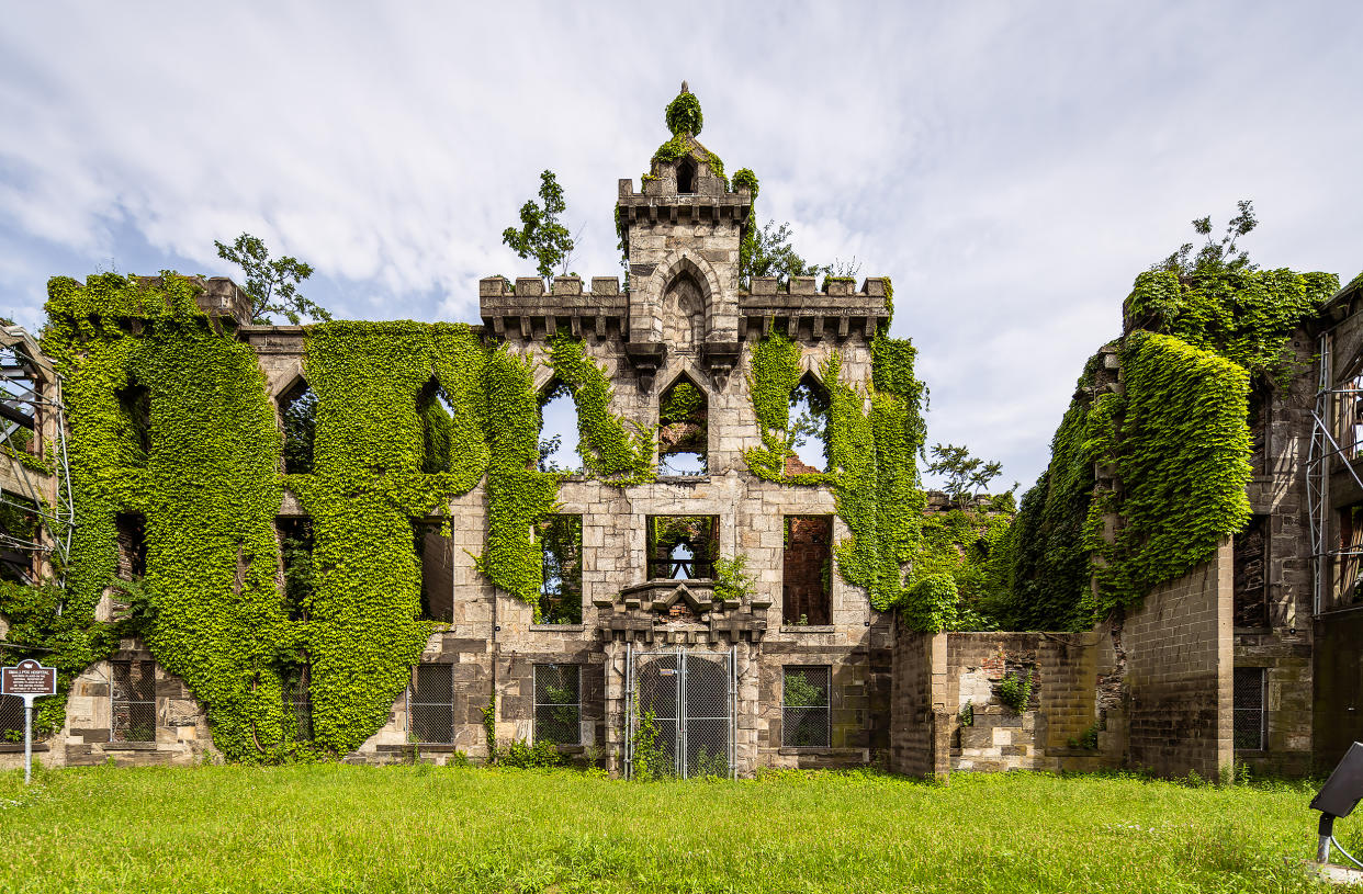 Ivy Covered Abandoned Small Pox Hospital on Roosevelt Island - New York (Michael Lee / Getty Images)