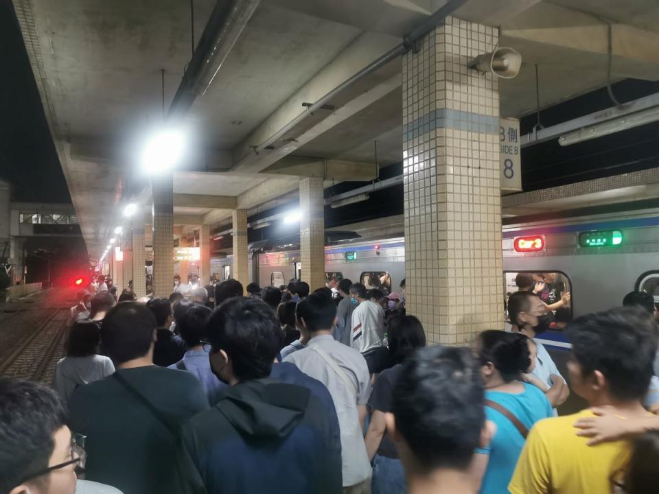 各地民眾到鬼門關夜市朝聖，火車站也被人潮塞爆。（圖：民眾提供）