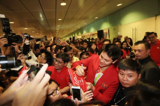 Many clamour to meet Joseph Schooling, national hero. (Photo Credit: Today Online)