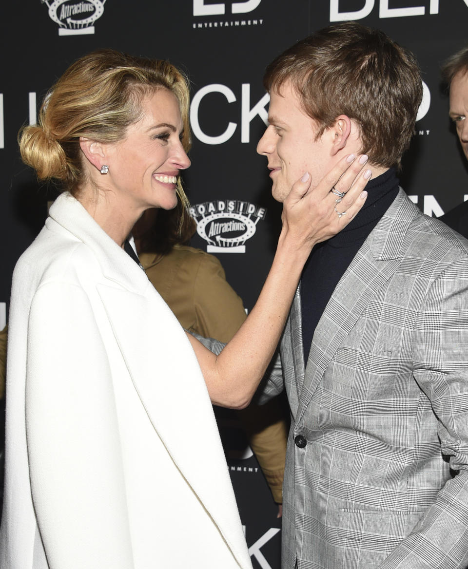 Julia Roberts, a la izquierda, saluda a Lucas Hedges durante la premiere de "Ben Is Back" en el cine AMC Loews Lincoln Square en Nueva York el lunes 3 de diciembre del 2018. (Foto por Evan Agostini/Invision/AP)