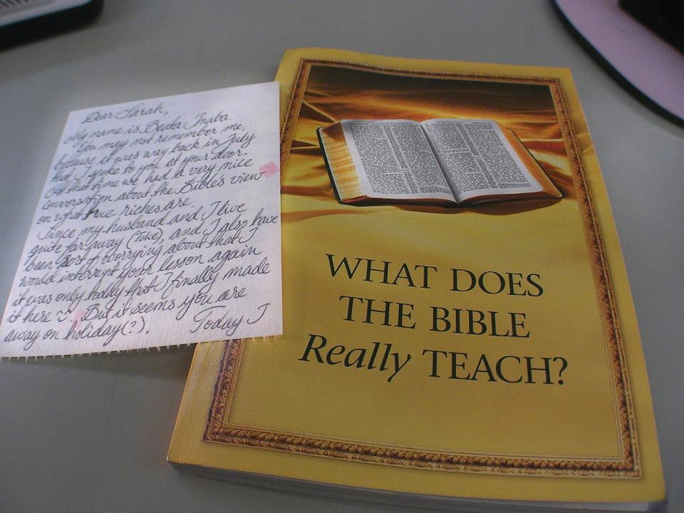 Jehovah’s Witnesses spend a substantial amount of time on Bible study and evangelizing door to door. <a href="https://www.flickr.com/photos/jonathancharles/2090222159/in/photolist-4bGWe6-beCN1V-2uzFG-bqojZe-7se9hY-LH7Zm-LS4f4L-ed6Xju-8ZvFsH-7hKH4b-qciz7Q-yiqtsw-7uzdFR-9Z5caa-6aXsX9-7egBCu-7pNkm8-5R9cPH-uGbUN5-3pQJ1r-7uzeM8-5U1PTs-bVBxMm-7egBmb-Nwa4E-3oVNqJ-2yuvKk-2ytmEM-eEShCz-eFWKbX-3Z78X-e1dK3t-dZ5K8-7n89fc-3oVNnG-6o9ZCe-jpQsir-ee6SSu-3oTBm2-eH2ga9-agPw8E-3qJMyt-2ytoRF-7mrBAH-2yxJro-c3q4E-8qpVys-cRG76C-3qMGop-7FiJ6T" rel="nofollow noopener" target="_blank" data-ylk="slk:Jonathan Haynes;elm:context_link;itc:0;sec:content-canvas" class="link ">Jonathan Haynes</a>, <a href="http://creativecommons.org/licenses/by-sa/4.0/" rel="nofollow noopener" target="_blank" data-ylk="slk:CC BY-SA;elm:context_link;itc:0;sec:content-canvas" class="link ">CC BY-SA</a>