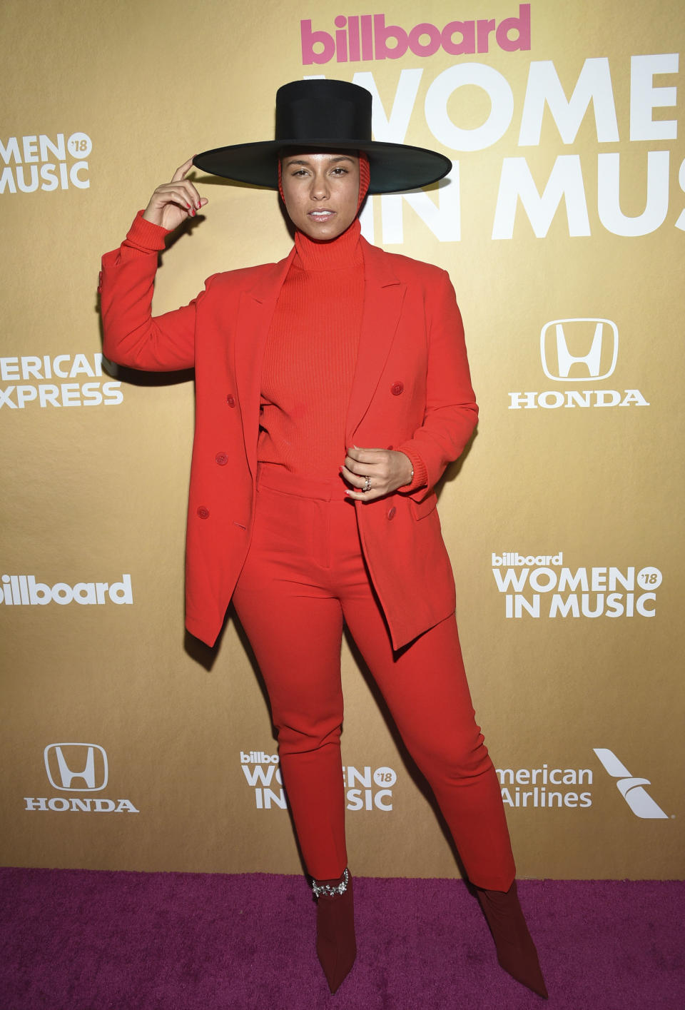 <p>El look de Alicia Keys fue uno de los más arriesgados de los Billboard Women in Music, pero la estrella supo defenderlo con mucho estilo. (Foto: Evan Agostini / AP) </p>