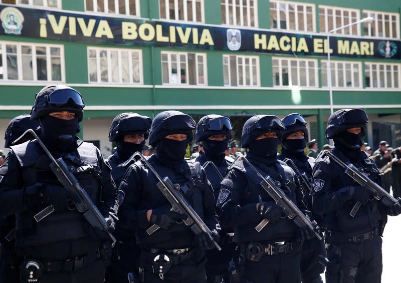 Foto del martes de un grupo de agentes en la presentación del Grupo Antiterrorista en una ceremonia en La Paz