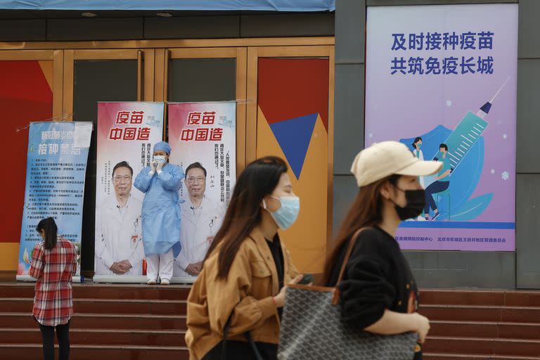 Un cartel con la imagen del doctor Zhong Nanshan y las "vacunas chinas" en un centro de vacunación en Pekín