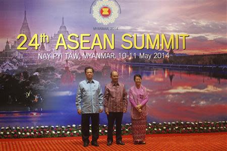 Vietnam Prime Minister Nguyen Tan Dung (L), Myanmar President Thein Sein with his wife Khin Khin Win, pose for a group photo before the welcome dinner at the 24th ASEAN Summit in Naypitaw May 10, 2014. REUTERS/Soe Zeya Tun