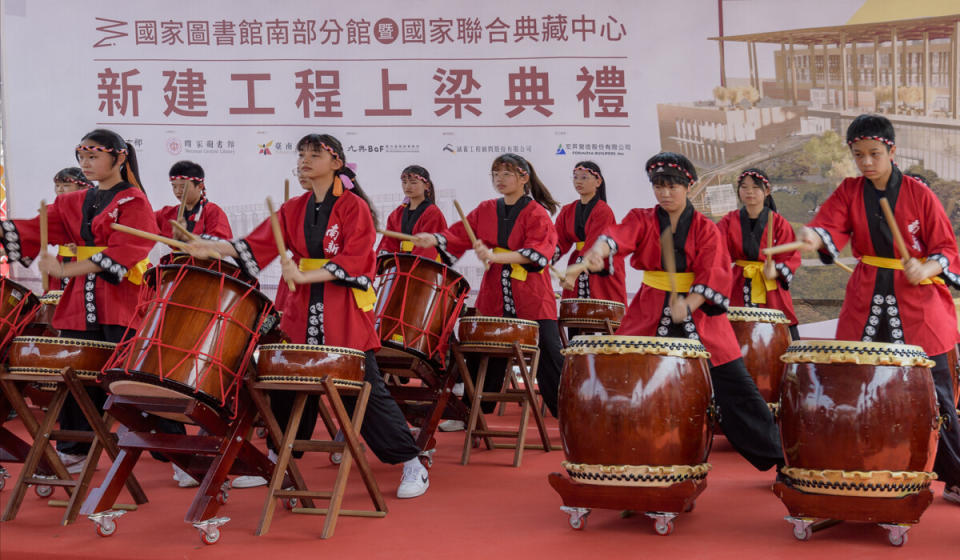 ▲南新國中開場表演「展翅高飛」。（記者劉秋菊拍攝）