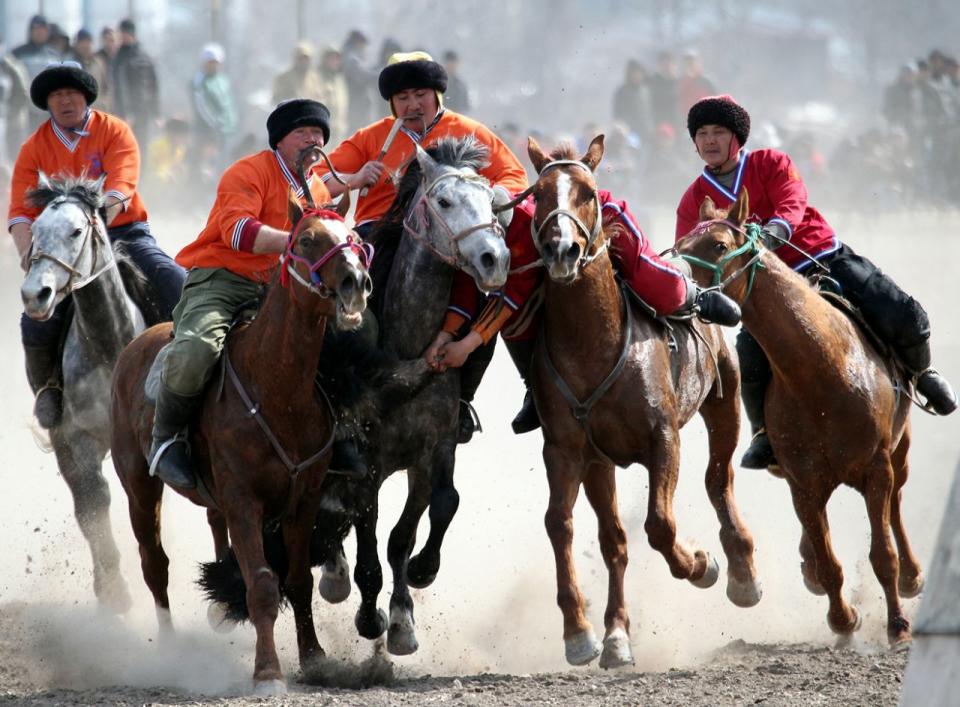 <p>Kirgisische Reiter spielen das traditionelle Spiel „Kok-boru“. Dabei versucht man, vom Pferd aus einen Ziegenkadaver im gegnerischen Tor zu platzieren. (Bild: Gor Kovalenko/EPA) </p>