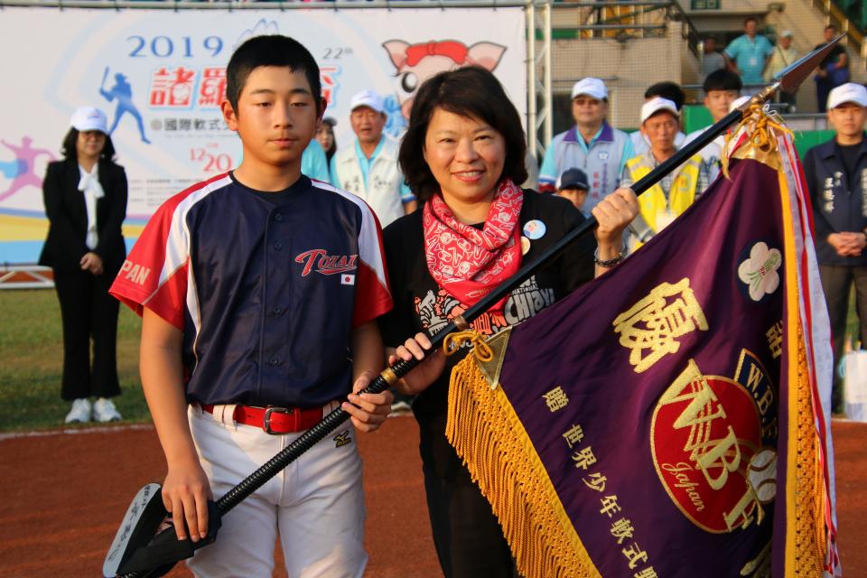 去年高年級組冠軍日本IBA東西歸還優勝旗。（學生棒聯提供）