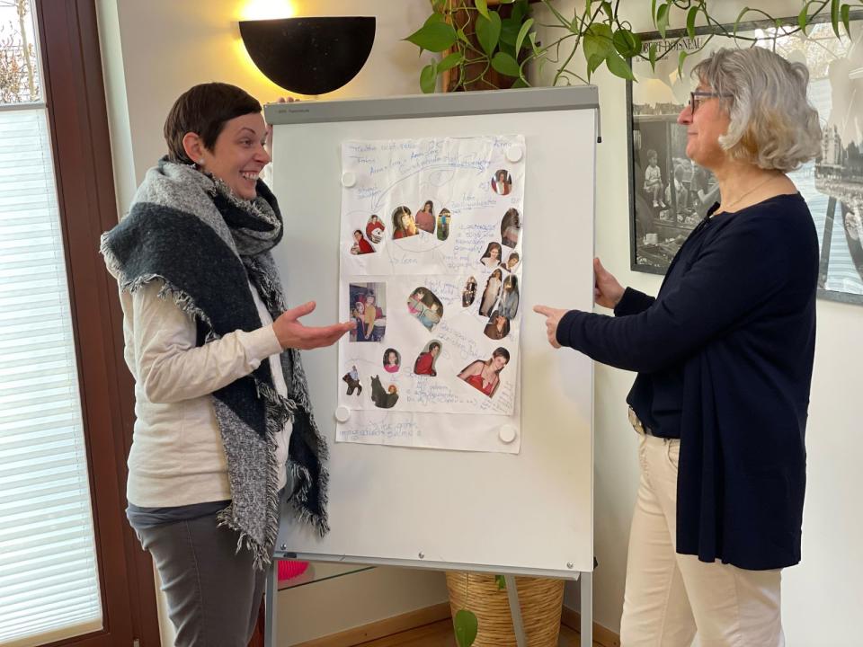 Zwei Langzeittherapien machte Sabrina bei der Therapeutin Alexandra Hipfner-Sonntag. Hier entstand auch dieses Plakat, bei dem Sabrina zum ersten Mal Fotos ihren verschiedenen Persönlichkeiten zuordnete. (Bild:  ZDF / Alexis Jentzsch)