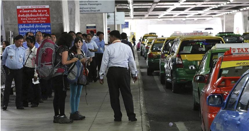 台灣旅客在泰國素萬那普機場被小黃司機敲詐。圖為計程車等候站。（示意圖／達志／美聯社）