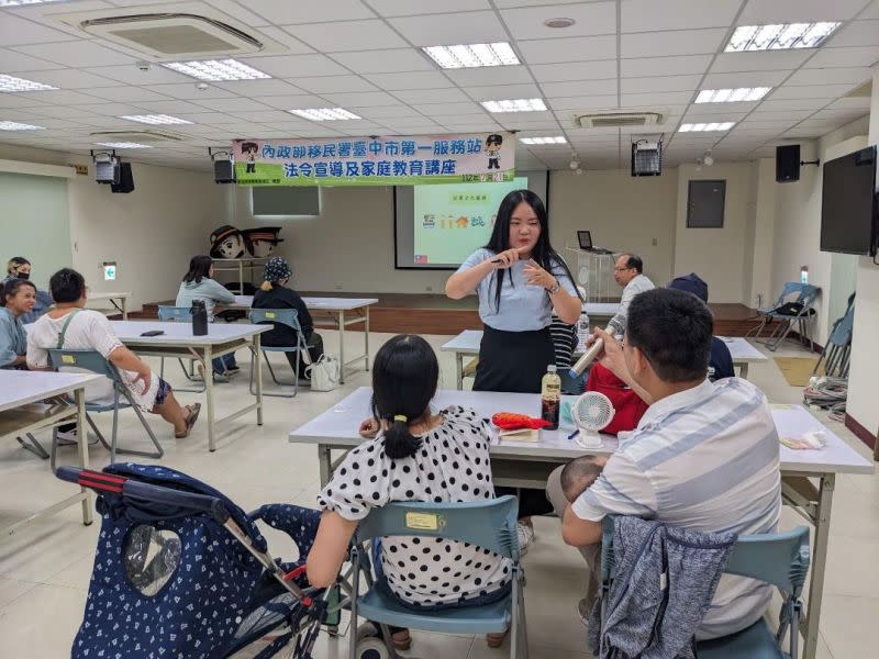 ▲講師黃苙家分享自創越語學習平台並與學員們互動。（圖／移民署）