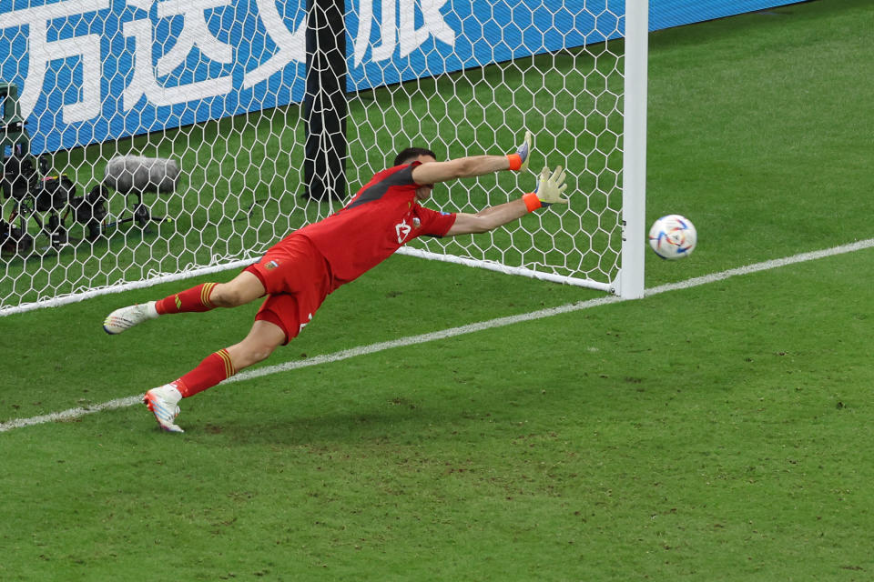 Dibu Martínez detuvo un segundo tiro desde los once pasos en los cuartos de final entre Argentina y Países Bajos (Foto: Alexander Hassenstein/Getty Images)