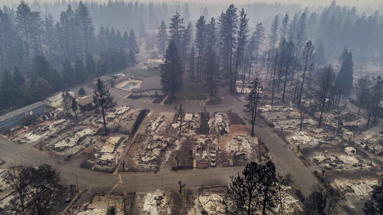 Blick auf den abgebrannten Pine-Grove-Wohnwagenpark in Paradise. Von dem Ort sind nur qualmende Ruinen übrig. Foto: Hector Amezcua/Sacramento Bee via ZUMA Wire