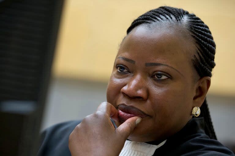 Fotografía de archivo del 15 de noviembre de 2016 de la fiscal de la Corte Penal Internacional Fatou Bensouda esperando el inicio de un jucio en La Haya, Holanda. (AP Foto/Peter Dejong, File)