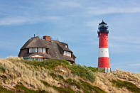 <p>Eigentlich fehlt nur noch eine große Insel in der Nordsee und wenig überraschend ist Sylt tatsächlich auf dem unangefochtenen ersten Rang. Sylt gilt schon lange als absolute Luxusinsel und schlägt mit 12.000 bis 15.000 pro Quadratmeter auf. Es wurden jedoch auch schon 20.000 gezahlt – Luxus pur. </p>