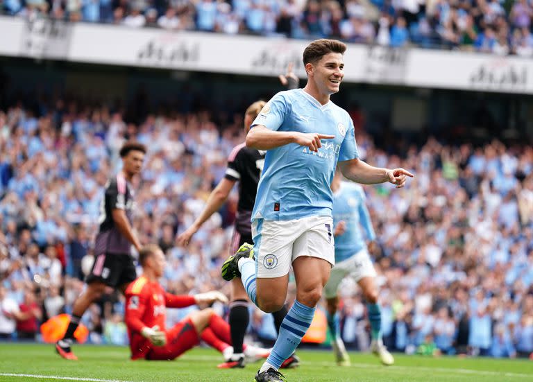 Julián Álvarez celebra un gol con Manchester City