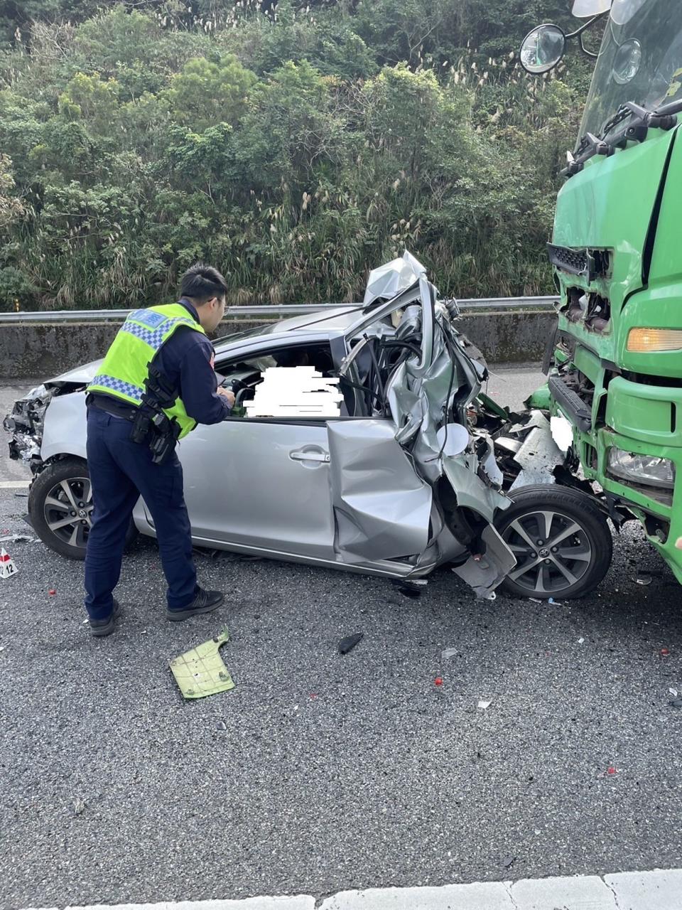 遭撞的25歲男駕駛受困車中，警消將他救出時已無生命跡象。（翻攝畫面）