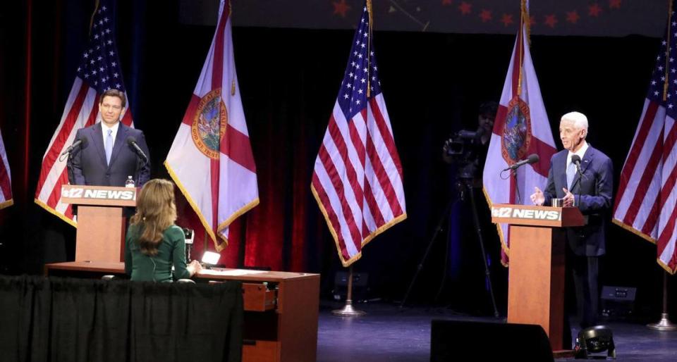 El gobernador de Florida, Ron DeSantis, se enfrenta a Charlie Crist en un debate para la gobernación estatal en el Teatro Sunrise de Fort Pierce, Florida, el lunes 24 de octubre de 2022.