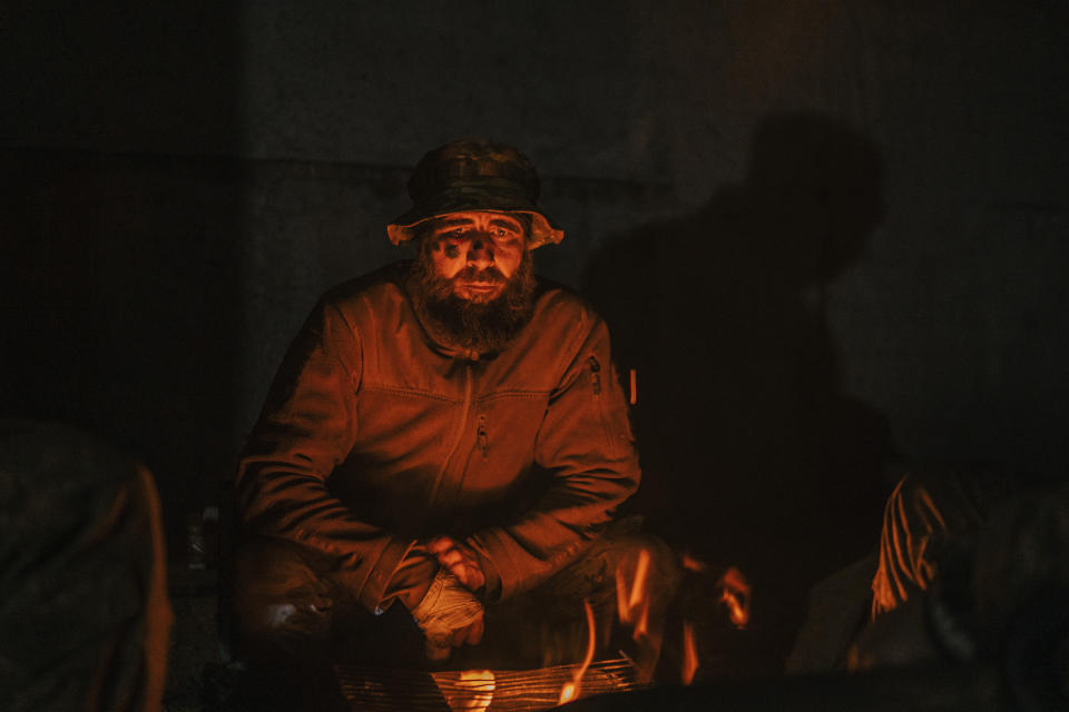 En esta foto proporcionada por la Oficina de Prensa del Regimiento de Fuerzas Especiales de Azov, de la Guardia Nacional de Ucrania, un soldado del Regimiento de Fuerzas Especiales Azov, herido durante los combates contra las fuerzas rusas, posa para un fotógrafo en el interior de la planta de acero Azovstal en Mariúpol, Ucrania, el martes 10 de mayo de 2022. (Dmytro 'Orest' Kozatskyi/Oficina de Prensa del Regimiento de Fuerzas Especiales Azov de la Guardia Nacional de Ucrania vía AP)