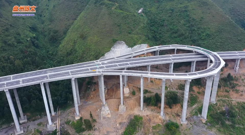 圖／貴州高速公路超狂「U字型迴轉道」 就算開過頭可以立刻回頭。（Aerial China影片截圖）