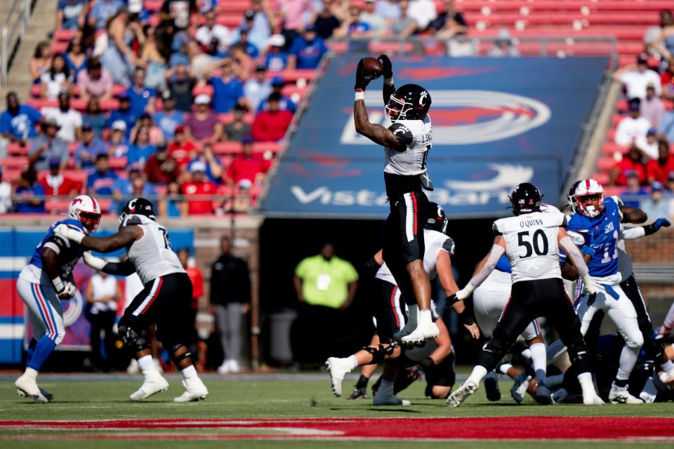Cincinnati Bearcats tight end Leonard Taylor (11) catches a pass for a first down against SMU last Oct. 22. Taylor will play in the East-West Shrine Bowl.