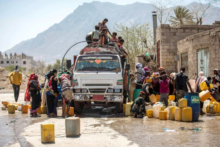 Laut der Ernährungs- und Landwirtschaftsorganisation der Vereinten Nationen (FAO) (AHMAD AL-BASHA) hat fast die Hälfte der jemenitischen Bevölkerung keinen Zugang zu sauberem Trinkwasser.