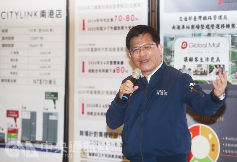 交通部長林佳龍12日視察台鐵南港車站商場紓困情形時 表示，520後啟動防疫旅遊，接著配合中央流行疫情指 揮中心判斷推安心旅遊，交通部已超前部署。 